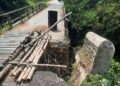 Jembatan penghubung Desa Bajo dan Desa Cabean ambrol. Foto : Hanafi/Lingkar