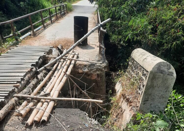 Jembatan penghubung Desa Bajo dan Desa Cabean ambrol. Foto : Hanafi/Lingkar