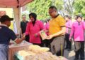 Kapolres Pekalongan AKBP Rachmad C. Yusuf membeli produk UMKM di bazar peringatan Hari Bhayangkara ke-80 di kawasan Car Free Day, Minggu, 28 Juni 2026. (Fahri Akbar/Lingkarjateng.id)