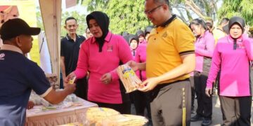 Kapolres Pekalongan AKBP Rachmad C. Yusuf membeli produk UMKM di bazar peringatan Hari Bhayangkara ke-80 di kawasan Car Free Day, Minggu, 28 Juni 2026. (Fahri Akbar/Lingkarjateng.id)