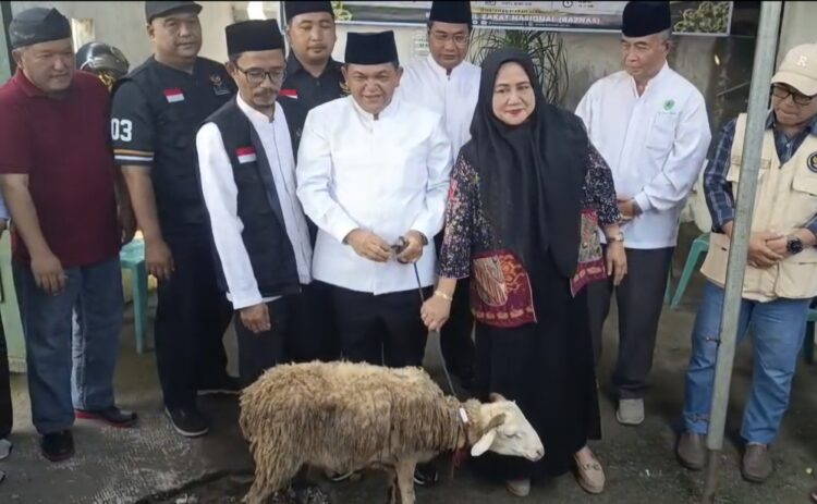 Bupati dan Wakil Bupati Semarang dalam kegiatan penyembelihan hewan kambing yang merupakan dam haji oleh Baznas Kabupaten Semarang di RPH Tuntang, Kabupaten Semarang. Foto : Hesty Imaniar/Lingkar