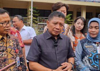 Ketua Komisi D DPRD Kota Semarang, Mualim saat diwawancarai awak media pada kunjungan ke SDN Kalibanteng Kidul 01, pada Jumat (12/6). Foto: Syahril/Lingkar