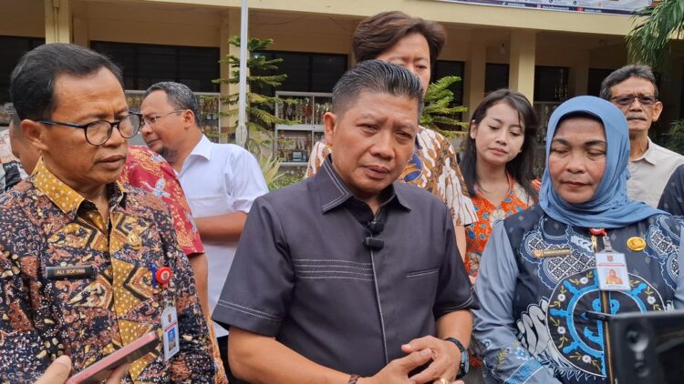 Pendaftar Sekolah Lebihi Kuota, DPRD Kota Semarang : Dievaluasi Kemungkinan Penambahan Kapasitas dan Rombel 25 Ketua Komisi D DPRD Kota Semarang, Mualim saat diwawancarai awak media pada kunjungan ke SDN Kalibanteng Kidul 01, pada Jumat (12/6). Foto: Syahril/Lingkar