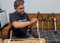 Bukan Sekadar Membersihkan, Ini Makna Ritual Jamasan Keris Saat 1 Suro di Salatiga 34 RITUAL : Doni Prasetyo saat melakukan jamasan keris di rumahnya, kampung Butuh, Kelurahan Kutowinangun Lor, Kota Salatiga, Senin malam, 15 Juni 2026. (Angga Rosa/Lingkarjateng.id)