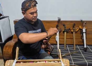 Bukan Sekadar Membersihkan, Ini Makna Ritual Jamasan Keris Saat 1 Suro di Salatiga 27 RITUAL : Doni Prasetyo saat melakukan jamasan keris di rumahnya, kampung Butuh, Kelurahan Kutowinangun Lor, Kota Salatiga, Senin malam, 15 Juni 2026. (Angga Rosa/Lingkarjateng.id)