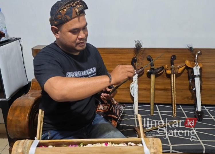 Bukan Sekadar Membersihkan, Ini Makna Ritual Jamasan Keris Saat 1 Suro di Salatiga 25 RITUAL : Doni Prasetyo saat melakukan jamasan keris di rumahnya, kampung Butuh, Kelurahan Kutowinangun Lor, Kota Salatiga, Senin malam, 15 Juni 2026. (Angga Rosa/Lingkarjateng.id)