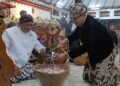 Nguri-uri Budaya, Pemkab Batang Gelar Penjamasan Tombak Abirawa Malam 1 Suro 34 Bupati Batang M. Faiz Kurniawan (kanan), melakukan prosesi penjamasan Tombak Abirawa dalam rangka Memperingati Tahun Baru Islam 1448 H di Pendopo Kabupaten Batang pada Senin, 15 Juni 2026 malam. (Dok Humas Diskominfo Batang/Lingkarjateng.id)