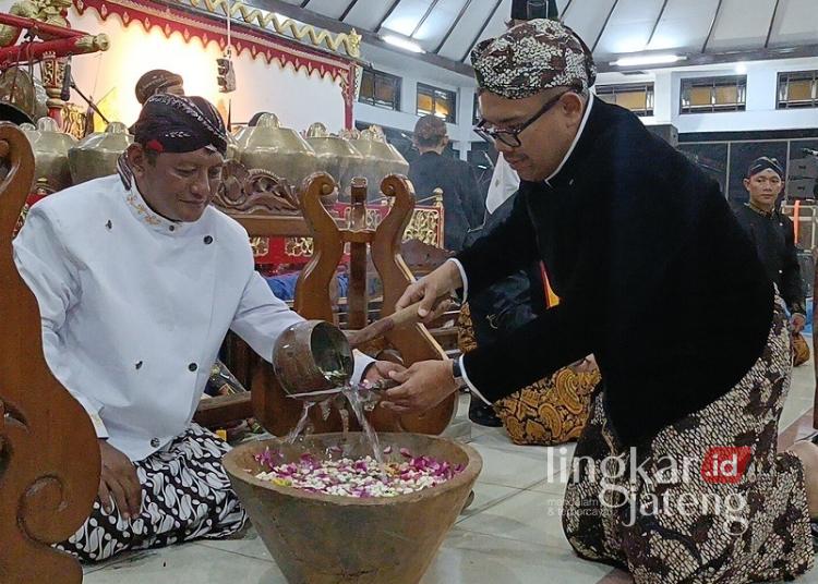 Nguri-uri Budaya, Pemkab Batang Gelar Penjamasan Tombak Abirawa Malam 1 Suro 25 Bupati Batang M. Faiz Kurniawan (kanan), melakukan prosesi penjamasan Tombak Abirawa dalam rangka Memperingati Tahun Baru Islam 1448 H di Pendopo Kabupaten Batang pada Senin, 15 Juni 2026 malam. (Dok Humas Diskominfo Batang/Lingkarjateng.id)