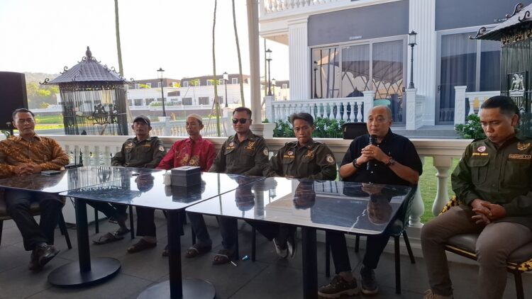 Panita Festival Bunga Bandungan Ke-5 Tahun 2026 bersama Ketua DPRD Kabupaten Semarang, Bondan Marutohening, saat konferensi pers di Pancawarna Resto Wahid Bandungan Hotel & Resort, Selasa (30/6). Foto : Hesty/Lingkar