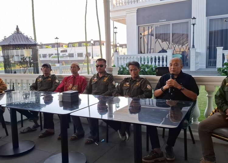 Panita Festival Bunga Bandungan Ke-5 Tahun 2026 bersama Ketua DPRD Kabupaten Semarang, Bondan Marutohening, saat konferensi pers di Pancawarna Resto Wahid Bandungan Hotel & Resort, Selasa (30/6). Foto : Hesty/Lingkar