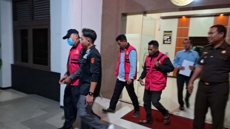 Tiga tersangka dugaan tindak pidana korupsi pembangunan sarpras, kelurahan, dan pemberdayaan masyarakat tahun anggaran 2019 dan 2020 digelandang ke mobil tahanan usai menjalani pemeriksaan di Kejaksaan Negeri (Kejari) Kabupaten Semarang, Selasa (30/6) malam. Foto: Hesty/Lingkar