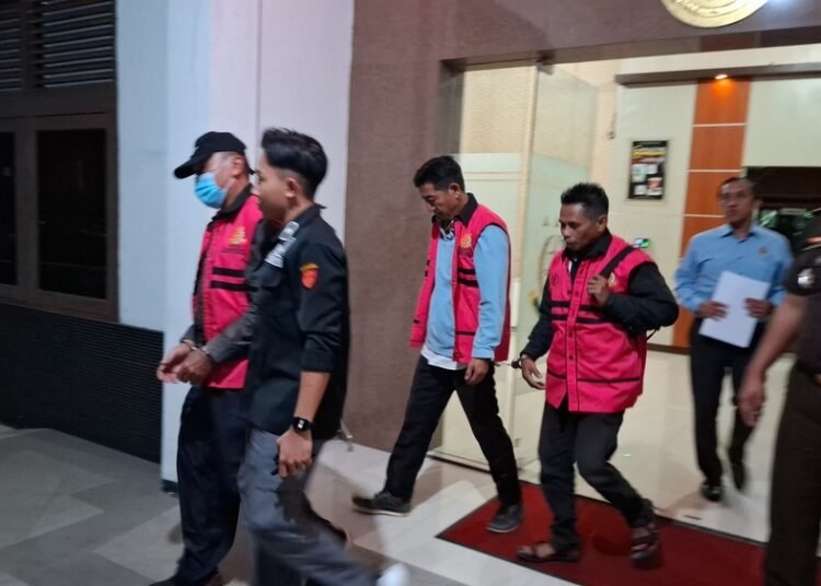 Kejari Semarang Tetapkan Tiga Tersangka Dugaan Korupsi Pembangunan Sarpras Lebih Dari Rp 1 Miliar 25 Tiga tersangka dugaan tindak pidana korupsi pembangunan sarpras, kelurahan, dan pemberdayaan masyarakat tahun anggaran 2019 dan 2020 digelandang ke mobil tahanan usai menjalani pemeriksaan di Kejaksaan Negeri (Kejari) Kabupaten Semarang, Selasa (30/6) malam. Foto: Hesty/Lingkar