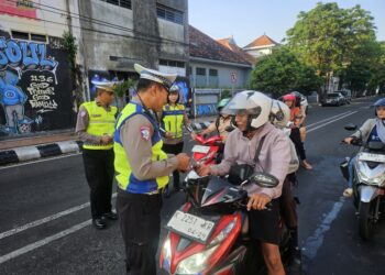 Anggota Polres Kudus saat melaksanakan sosialisasi terkait Operasi Patuh Candi 2026 di kawasan Simpang Tujuh Kudus, Jumat (5/6). Foto: Nisa Hafizhotus Syarifa/Lingkar