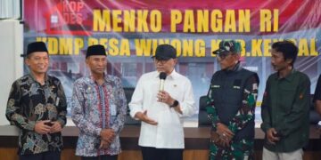 Menteri Koordinator Bidang Pangan, Zulkifli Hasan (tengah), meninjau salah satu Koperasi Merah Putih di Kabupaten Kendal pada Kamis, 4 Juni 2026. (dok for Lingkarjateng.id)