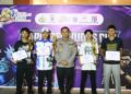 E-Sport Kapolres Kudus Cup Season II, Lahirkan Bibit Atlet Digital 36 Kapolres Kudus AKBP Heru Dwi Purnomo saat menyerahkan piala juara E-Sport Kapolres Kudus Cup Season II belum lama ini. Foto : Nisa Hafizhotus Syarifa/Lingkar