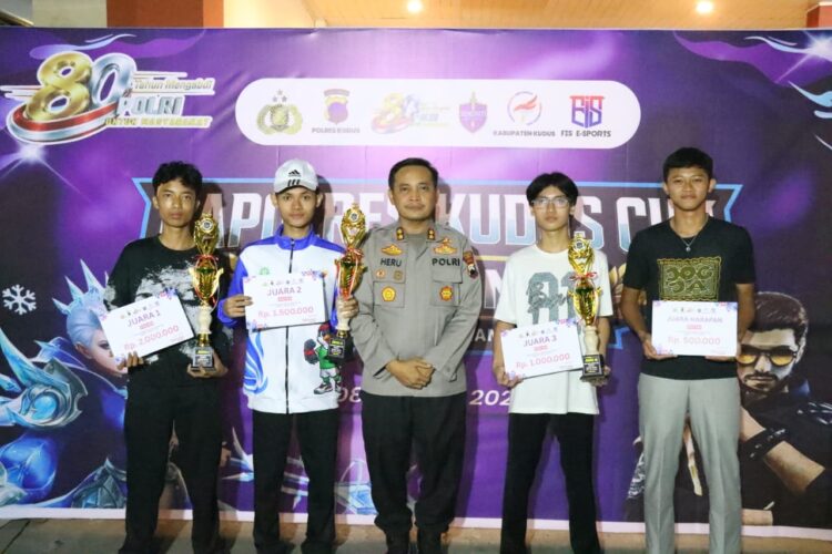 E-Sport Kapolres Kudus Cup Season II, Lahirkan Bibit Atlet Digital 25 Kapolres Kudus AKBP Heru Dwi Purnomo saat menyerahkan piala juara E-Sport Kapolres Kudus Cup Season II belum lama ini. Foto : Nisa Hafizhotus Syarifa/Lingkar