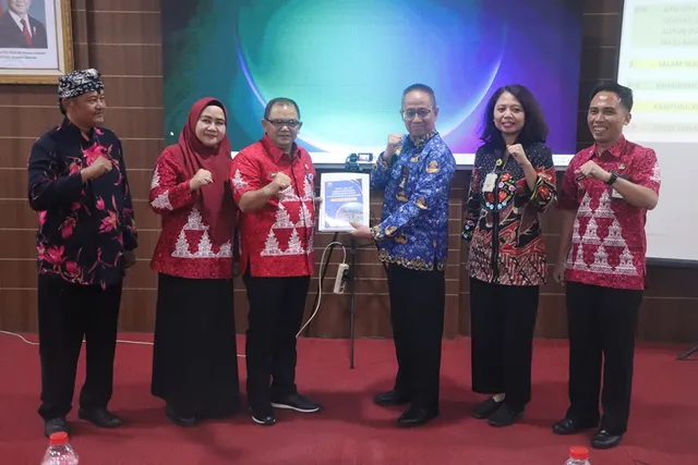 Bersaing Tingkat Nasional, Desa Lerep Ungaran Jadi Kandidat Juara Kampung KB 25 Bupati dan Wakil Bupati Semarang saat hadir di penilaian Kampung Keluarga Berkualitas (KB) Manggar Lestari Desa Lerep di wilayah Kecamatan Ungaran Barat, Kabupaten Semarang. Foto : Dok.Diskominfo Semarang/Lingkar