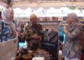 Produk Lokal Batang Dilirik UKM IKM Nusantara, Bupati Faiz : Vitamin Segar Bagi Ekonomi Kreatif 34 Ketua Dekranasda Batang Faelasufa Faiz (kanan), meninjau stand Kabupaten Batang saat Dekranasda Expo dalam rangka Hari Jadi Ke-80 Provinsi Jawa Tengah. Foto:Pemkab Batang/Lingkar