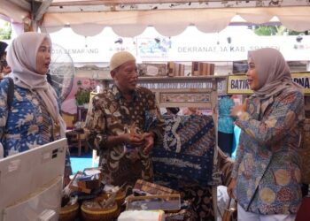 Ketua Dekranasda Batang Faelasufa Faiz (kanan), meninjau stand Kabupaten Batang saat Dekranasda Expo dalam rangka Hari Jadi Ke-80 Provinsi Jawa Tengah. Foto:Pemkab Batang/Lingkar