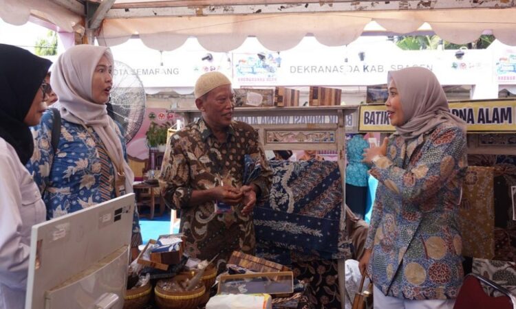 Produk Lokal Batang Dilirik UKM IKM Nusantara, Bupati Faiz : Vitamin Segar Bagi Ekonomi Kreatif 25 Ketua Dekranasda Batang Faelasufa Faiz (kanan), meninjau stand Kabupaten Batang saat Dekranasda Expo dalam rangka Hari Jadi Ke-80 Provinsi Jawa Tengah. Foto:Pemkab Batang/Lingkar