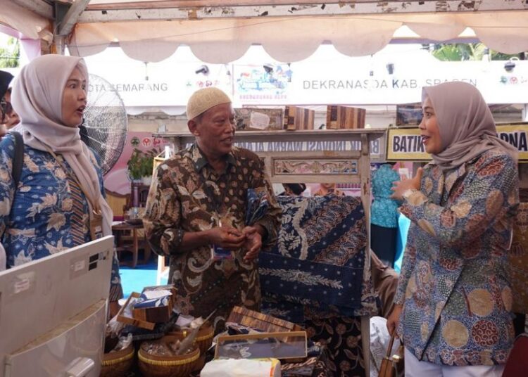 Ketua Dekranasda Batang Faelasufa Faiz (kanan), meninjau stand Kabupaten Batang saat Dekranasda Expo dalam rangka Hari Jadi Ke-80 Provinsi Jawa Tengah. Foto:Pemkab Batang/Lingkar
