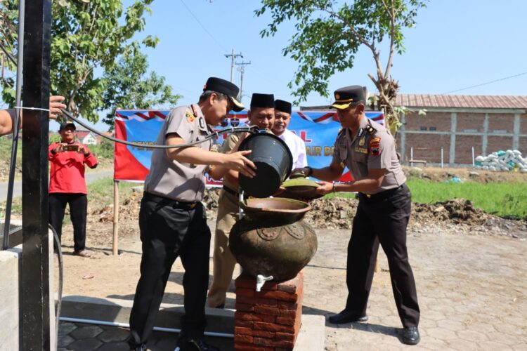 Peresmian bantuan sumur dari Polres Kudus di Komplek Makam Syech Abdullah atau Mbah Gareng, Desa Undaan Lor, Kecamatan Undaan, Senin (29/6). Foto : Nisa Hafizhotus Syarifa/Lingkar