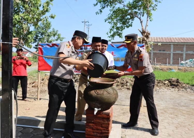Peresmian bantuan sumur dari Polres Kudus di Komplek Makam Syech Abdullah atau Mbah Gareng, Desa Undaan Lor, Kecamatan Undaan, Senin (29/6). Foto : Nisa Hafizhotus Syarifa/Lingkar