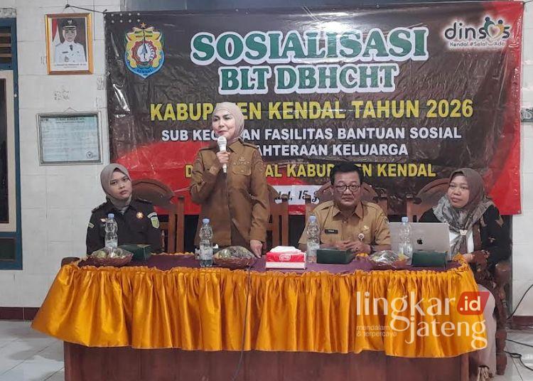 Ada Pemangkasan, Bupati Kendal Pastikan BLT DBHCHT Tepat Sasaran 25 Bupati Kendal, Dyah Kartika Permanasari, menyampaikan sosialisasi penerima manfaat BLT DBHCHT di Aula Balai Desa Kedunggading, Kecamatan Ringinarum, Senin, 15 Juni 2026. (Anik Kustiani/Lingkarjateng.id)