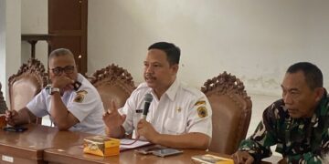 Tingkatkan PAD TPI, DKP Pati Validasi Nelayan Penerima BBM Bersubsidi 10 Sekretaris DKP Kabupaten Pati, Agus Sunarko, saat mendampingi kegiatan verval faktual terhadap nelayan tradisional di bawah 10 Gross Ton (GT) di Desa Banyutowo yang digelar di Aula Kecamatan Dukuhseti, Rabu, 24 Juni 2026. (Mohammad Fahtur Rohman/Lingkarjateng.id)