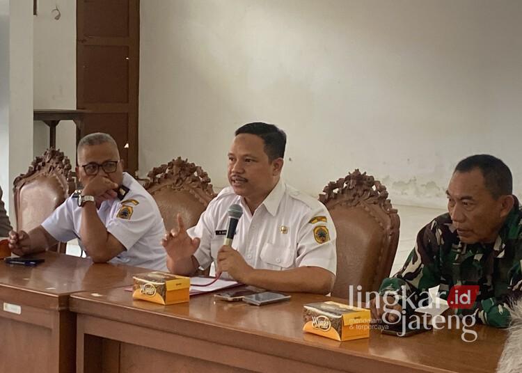 Tingkatkan PAD TPI, DKP Pati Validasi Nelayan Penerima BBM Bersubsidi 25 Sekretaris DKP Kabupaten Pati, Agus Sunarko, saat mendampingi kegiatan verval faktual terhadap nelayan tradisional di bawah 10 Gross Ton (GT) di Desa Banyutowo yang digelar di Aula Kecamatan Dukuhseti, Rabu, 24 Juni 2026. (Mohammad Fahtur Rohman/Lingkarjateng.id)