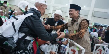 Gubernur Jawa Tengah, Ahmad Luthfi, menyambut kepulangan jemaah haji di Asrama Haji Donohudan, Kabupaten Boyolali, Selasa malam, 2 Juni 2026. (Humas Pemprov Jateng/Lingkarjateng.id)