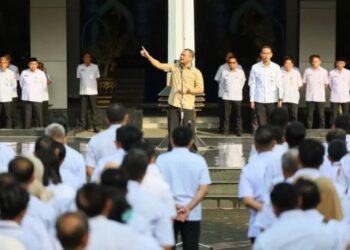 Anggaran Gaji ke-13 ASN Pemprov Jateng Rp250,4 Miliar, PPPK Paruh Waktu Dapat Jatah 25 Gubernur Jawa Tengah Ahmad Luthfi saat memimpin apel kerja bersama ASN, di halaman Kantor Gubernur Jateng, Semarang, Rabu, 25 Maret 2026. (Humas Pemprov Jateng)