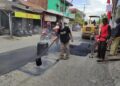 ILUSTRASI: Petugas menambal jalan di Kabupaten Kudus. (Nisa Hafizhotus Syarifa/Lingkarjateng.id)