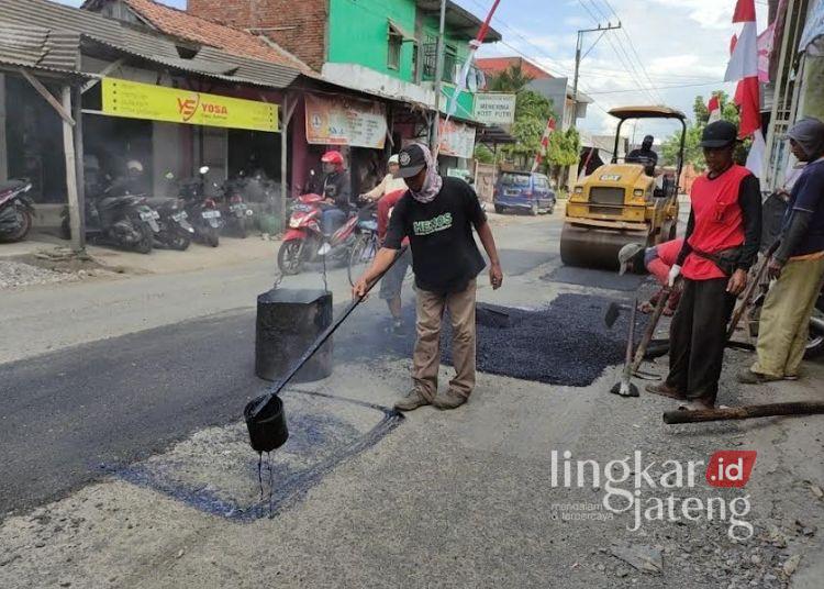 Anggaran Pemeliharaan Jalan 2026 Minim Imbas Efisiensi, Bupati Kudus: Idealnya Rp15 M 25 ILUSTRASI: Petugas menambal jalan di Kabupaten Kudus. (Nisa Hafizhotus Syarifa/Lingkarjateng.id)
