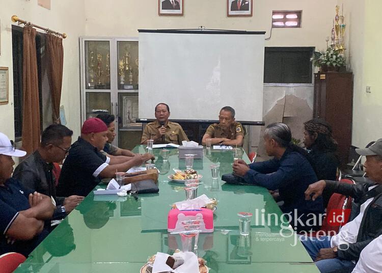 DPUTR Tak Sanggup Tuntaskan Perbaikan Jalan Rusak Sebelum Hari Jadi Pati, Ini Alasannya 25 Suasana audiensi terkait penanganan jalan rusak yang berlangsung di Kantor Dinas Pekerjaan Umum dan Tata Ruang (DPUTR) Kabupaten Pati, Selasa, 9 Juni 2026. (Mohammad Fahtur Rohman/Lingkarjateng.id)