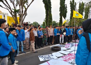 Suasana audiensi terbuka mahasiswa yang dihadiri unsur Forkopimda Kabupaten Pekalongan di depan Alun-alun Kajen, Rabu, 17 Juni 2026. (Fahri Akbar/Lingkarjateng.id)