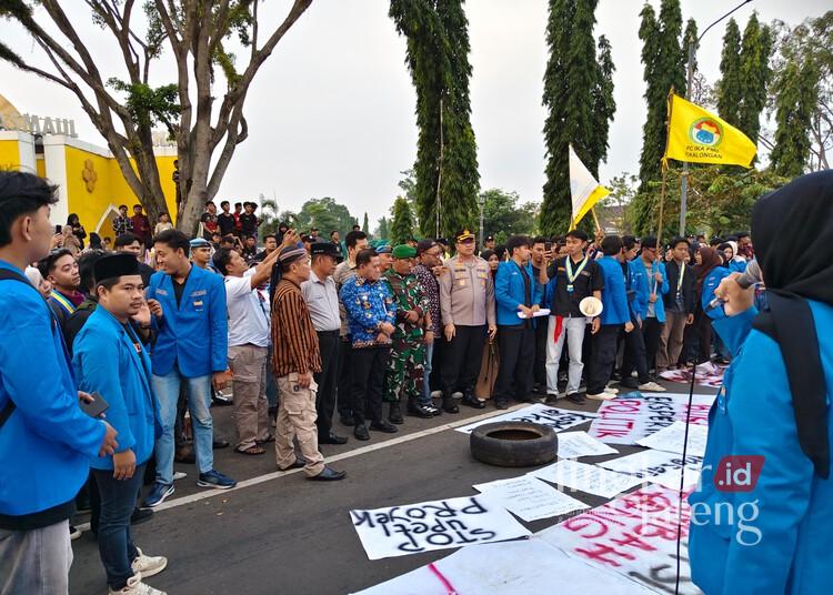 Ratusan Mahasiswa Pekalongan Gelar Audiensi Terbuka di Alun-alun, Soroti Isu Daerah-Nasional 25 Suasana audiensi terbuka mahasiswa yang dihadiri unsur Forkopimda Kabupaten Pekalongan di depan Alun-alun Kajen, Rabu, 17 Juni 2026. (Fahri Akbar/Lingkarjateng.id)