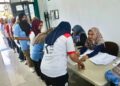 Sejumlah warga mengantre penyaluran BLT DBHCHT di Pabrik Rokok MPS Tulis, Kabupaten Batang, Rabu, 24 Juni 2026. (Diskominfo Batang/Lingkarjateng.id)