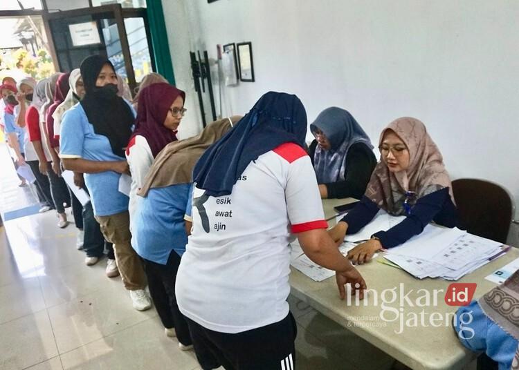 1.926 Warga Batang Dapat BLT Rp600 Ribu dari DBHCHT 2026 25 Sejumlah warga mengantre penyaluran BLT DBHCHT di Pabrik Rokok MPS Tulis, Kabupaten Batang, Rabu, 24 Juni 2026. (Diskominfo Batang/Lingkarjateng.id)