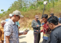 Dugaan Penyerobotan Tanah di Sendangharjo Blora, BPN Turun Lakukan Pengukuran Ulang 34 Petugas BPN Blora melakukan pengukuran dan penentuan titik koordinat batas lahan yang disengketakan di Desa Sendangharjo, Kecamatan Blora Kota, Kamis, 11 Juni 2026. (Eko Wicaksono/Lingkarjateng.id)