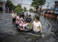 Warga menerjang banjir di Jalan Kaligawe Raya, Kota Semarang, pada Oktober 2025 lalu. (Antara/Lingkarjateng.id)