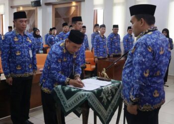 Bupati Blora, Arief Rohman, menyaksikan saat melantik empat kepala dinas di lingkungan Pemkab Blora, Rabu, 24 Juni 2026. (Eko Wicaksono/Lingkarjateng.id)