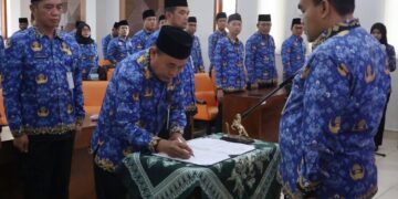 Isi Kekosongan Jabatan, Bupati Blora Lantik 4 Kepala OPD Definitif 10 Bupati Blora, Arief Rohman, menyaksikan saat melantik empat kepala dinas di lingkungan Pemkab Blora, Rabu, 24 Juni 2026. (Eko Wicaksono/Lingkarjateng.id)