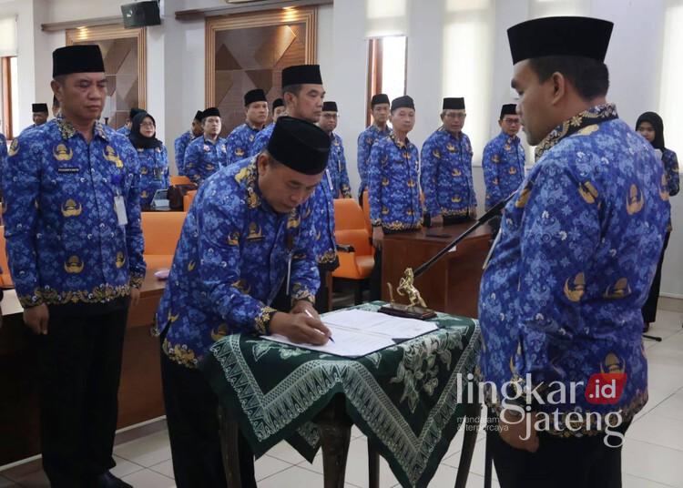 Isi Kekosongan Jabatan, Bupati Blora Lantik 4 Kepala OPD Definitif 25 Bupati Blora, Arief Rohman, menyaksikan saat melantik empat kepala dinas di lingkungan Pemkab Blora, Rabu, 24 Juni 2026. (Eko Wicaksono/Lingkarjateng.id)