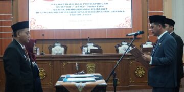 Bupati Jepara, Witiarso Utomo, saat melantik dan mengukuhkan 36 ASN di Gedung Shima, Selasa, 9 Juni 2026. (Tomi Budianto/Lingkarjateng.id)