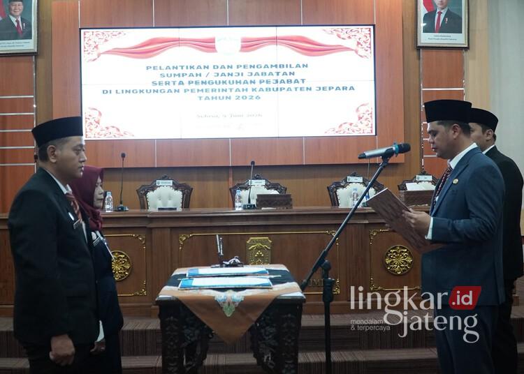Penyesuaian SOTK Baru, Bupati Wiwit Lantik 36 Pejabat Pemkab Jepara 25 Bupati Jepara, Witiarso Utomo, saat melantik dan mengukuhkan 36 ASN di Gedung Shima, Selasa, 9 Juni 2026. (Tomi Budianto/Lingkarjateng.id)