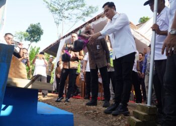 Rawan Kekeringan, 3 Desa di Jepara Dapat Bantuan Pembangunan Sumur Bor Senilai Rp450 Juta 27 Bupati Jepara, Witiarso Utomo, meresmikan pembangunan sumur bor di Desa Cepogo, Kecamatan Kembang, Rabu, 24 Juni 2026. (Tomi Budianto/Lingkarjateng.id)