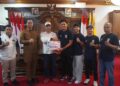 Bupati Jepara, Witiarso Utomo, berfoto bersama tiga atlet karate yang akan memperkuat kontingen Indonesia di ajang Karate SEAKF dalam usai pelepasan di ruang kerjanya, Senin, 29 Juni 2026. (Tomi Budianto/Lingkarjateng.id)