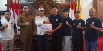 Bupati Jepara, Witiarso Utomo, berfoto bersama tiga atlet karate yang akan memperkuat kontingen Indonesia di ajang Karate SEAKF dalam usai pelepasan di ruang kerjanya, Senin, 29 Juni 2026. (Tomi Budianto/Lingkarjateng.id)