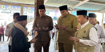 Bupati Jepara Sambut Kepulangan Jemaah Haji Asal Kota Ukir, Doakan Jadi Haji Mabrur 12 Bupati Jepara Witiarso Utomo didampingi Wakil Bupati M. Ibnu Hajar berdoa bersama saat menyambut kepulangan jemaah haji asal Kota Ukir di Pendopo R.A. Kartini Jepara, Senin, 15 Juni 2026. (Tomi Budianto/Lingkarjateng.id)